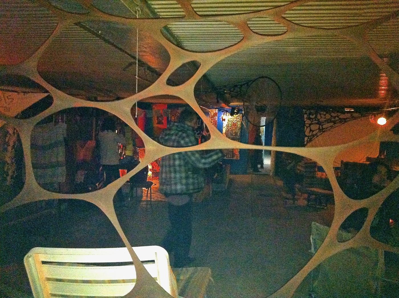 5 octobre 2012 : la toile organique tendue au plafond du bunker.