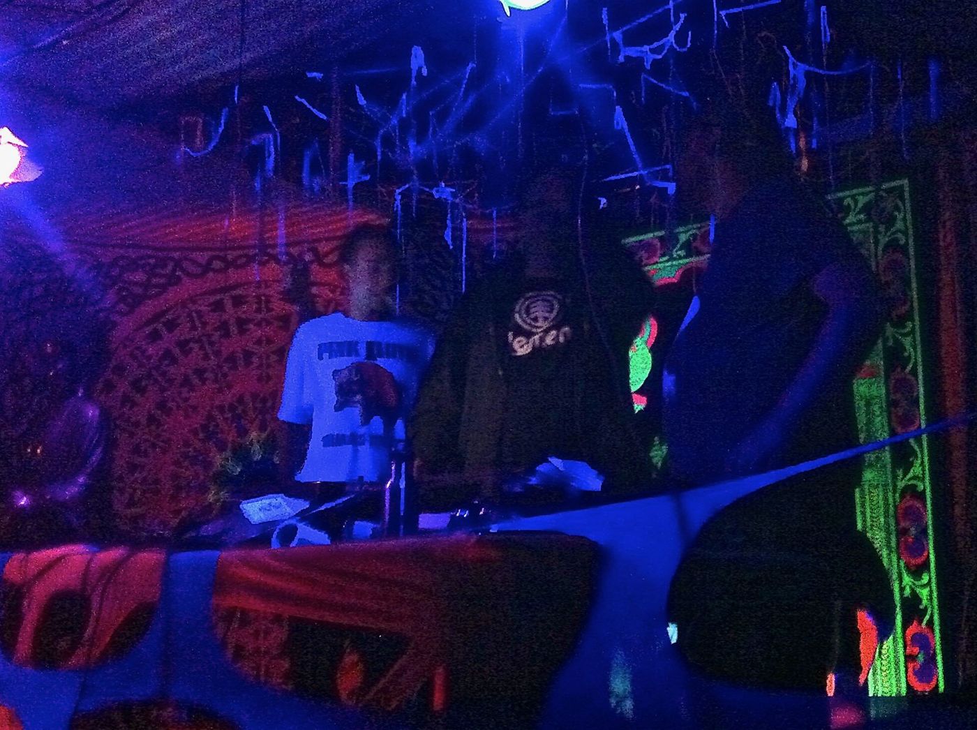 7 octobre 2012 : Indian Summer Spirit, les DJ sous la lumière noire.