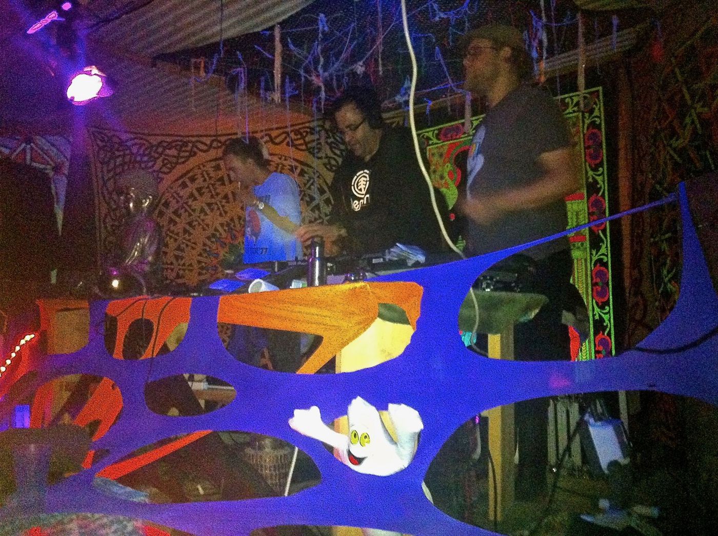 7 octobre 2012 : la cabine du DJ, tissus fluo et toile organique.