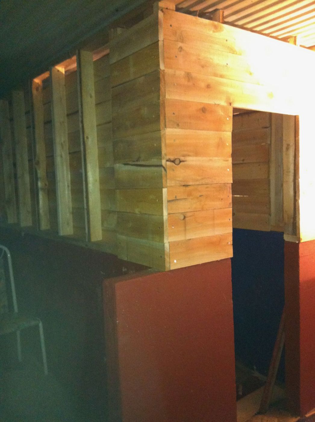 16 novembre 2012 : la douche du bunker, tout juste terminée, en planches achetées d'un producteur local.