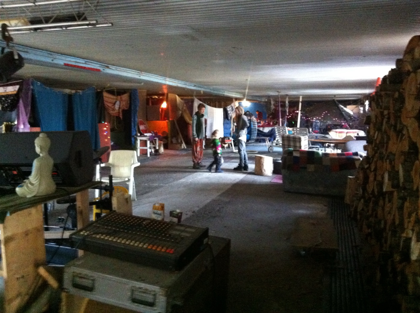20 novembre 2012 : la grande salle du bunker, la console et le bouddha.