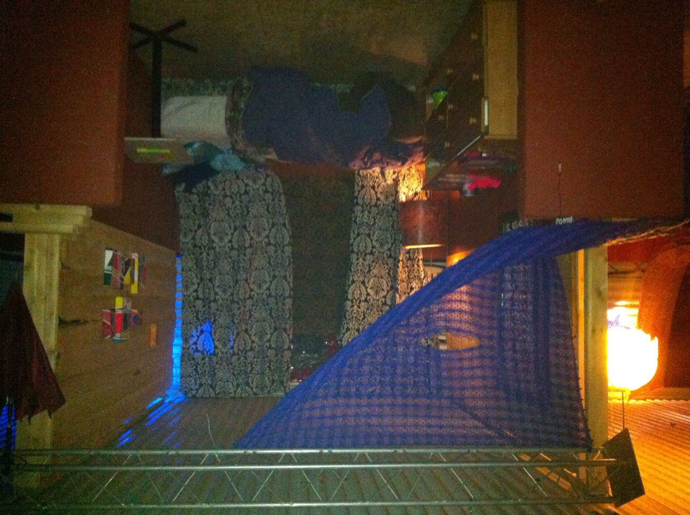 23 novembre 2012 : une loge du bunker et ses rideaux.