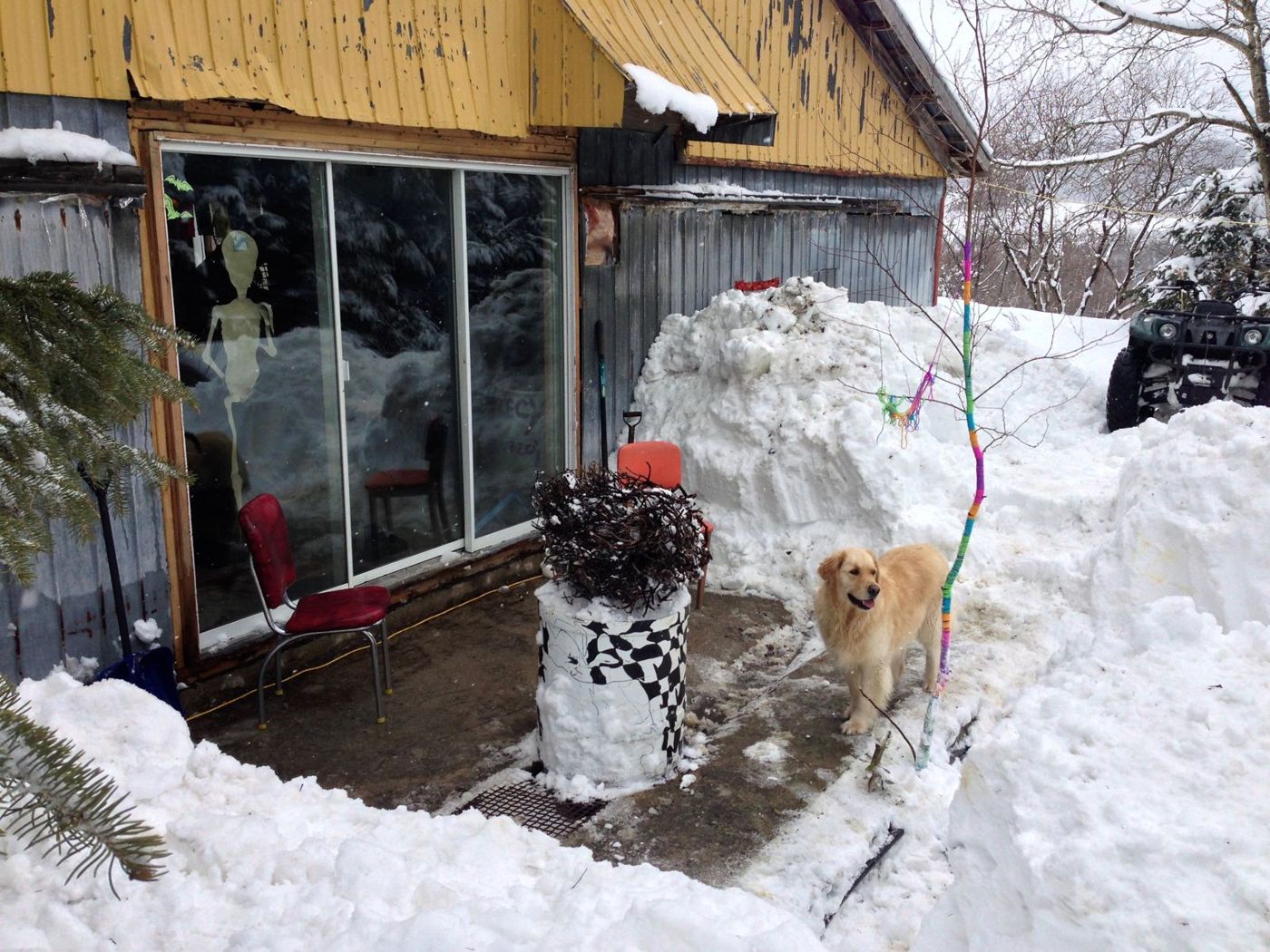 24 février 2013 : l'entrée de la maison, déneigée à la pelle.
