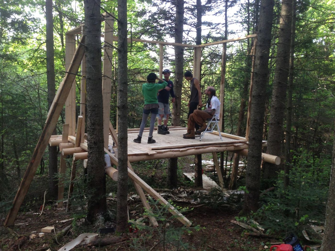 30 mai 2013 : le plancher du CubeHouse, monté à plusieurs.