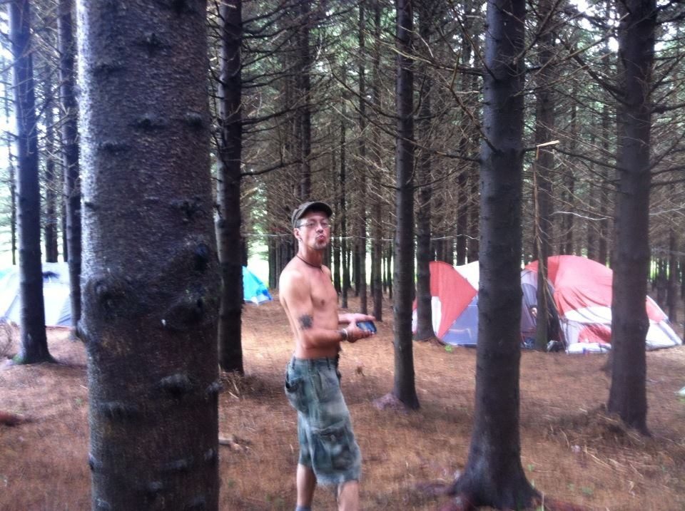 4 juillet 2013 : Christian dans la forêt, entre les tentes.