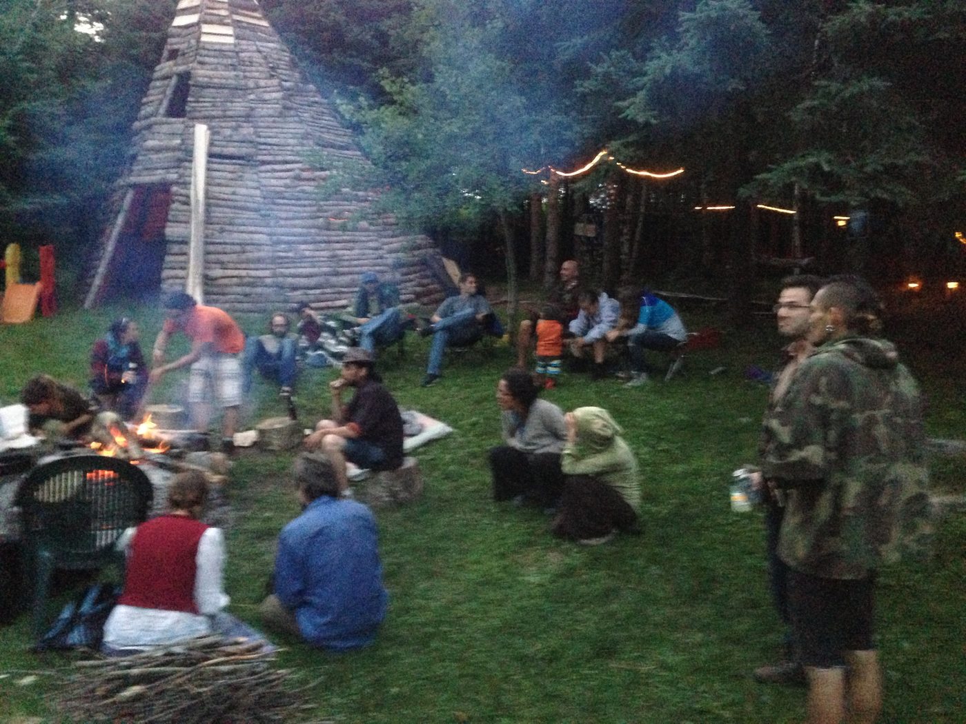 27 juillet 2013 : Campement autogéré, le feu près du tipi.