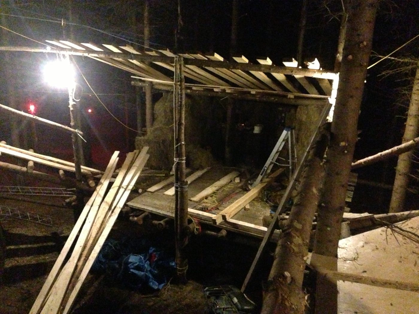 5 septembre 2013 : le Neverland en construction, le toit.