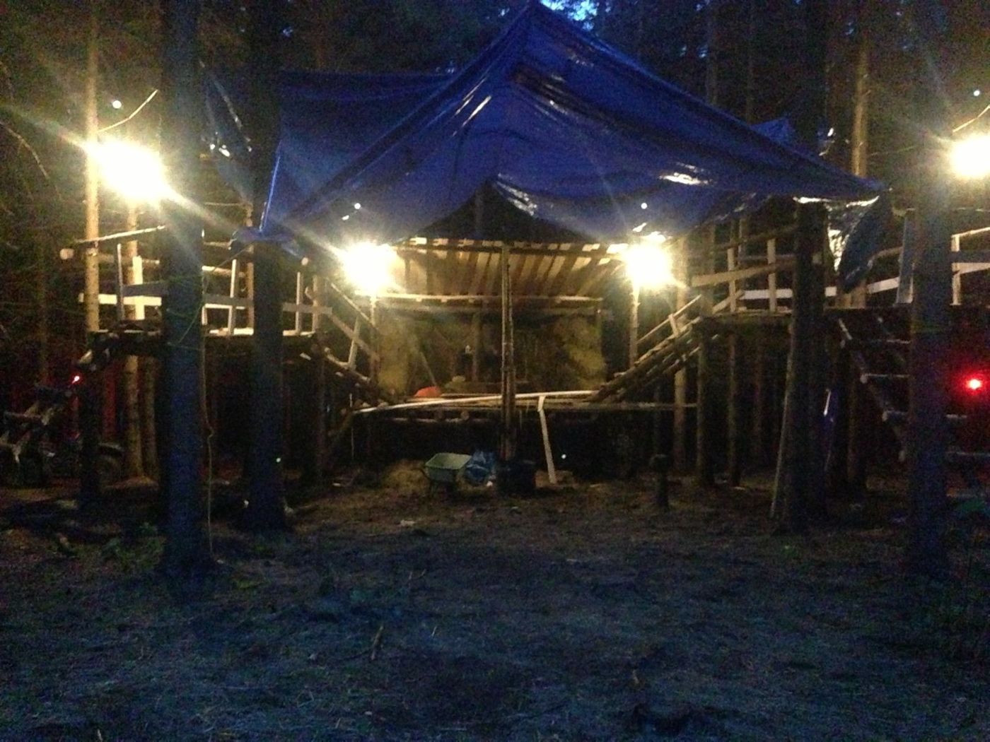 9 septembre 2013 : le Neverland éclairé, la nuit.