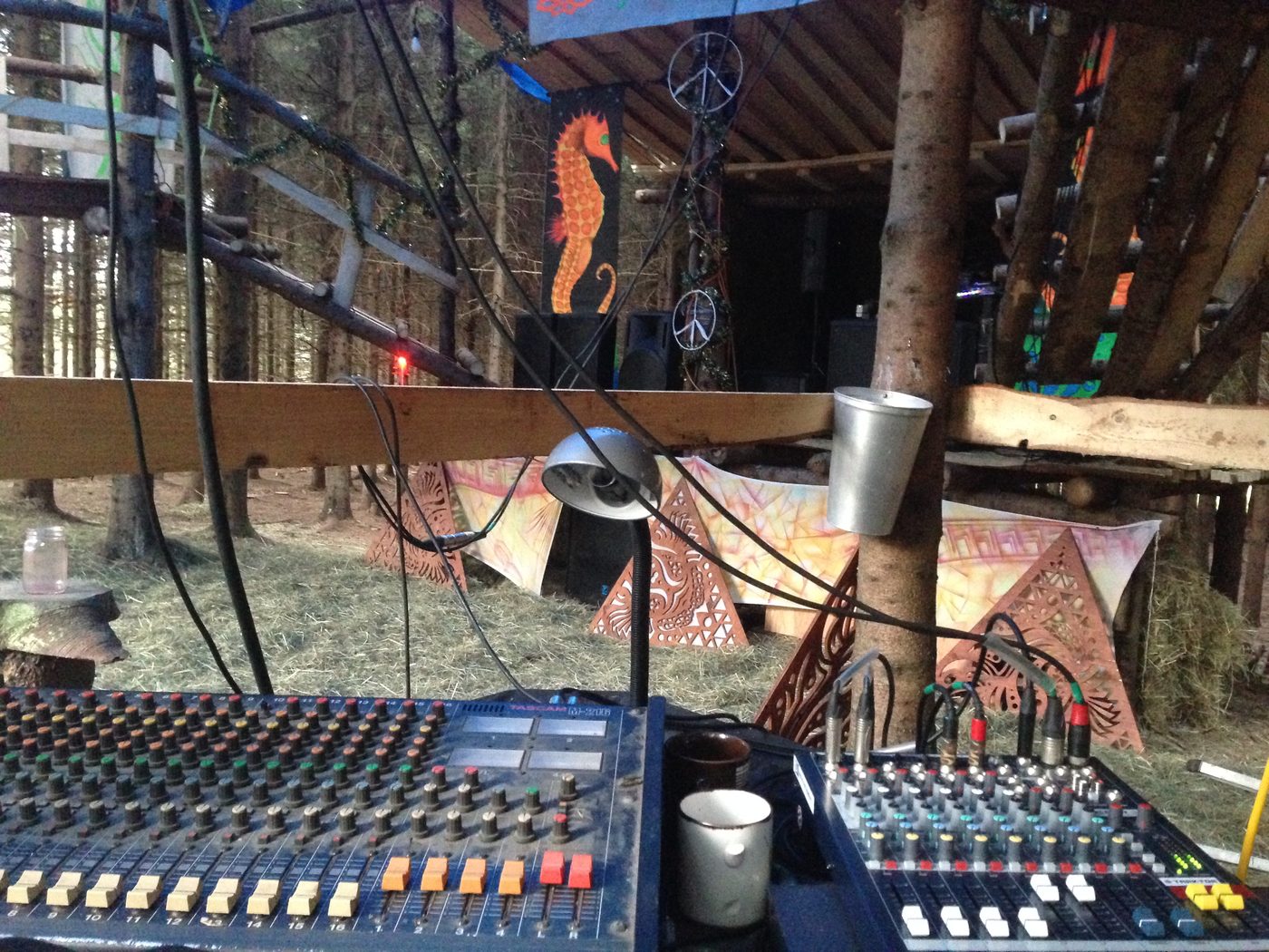 21 septembre 2013 : Earthdance, la console de son devant le Neverland.