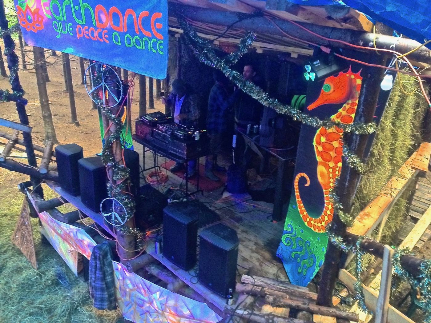 22 septembre 2013 : la bannière « Earthdance, give peace a dance ».
