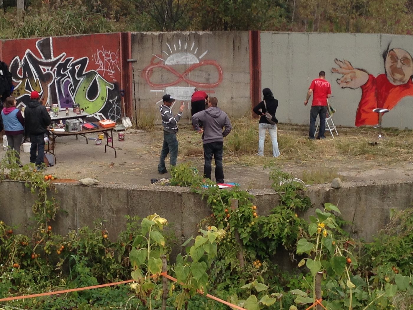5 octobre 2013 : la murale de graffitis sur les fondations.