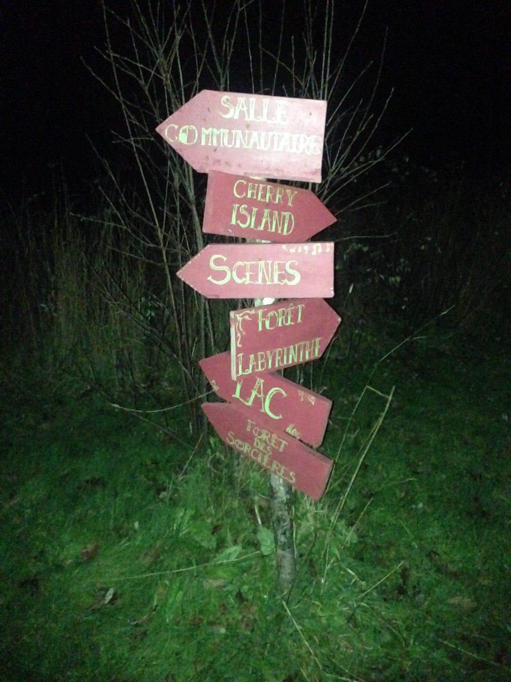 1er novembre 2013 : le panneau des directions : salle communautaire, Cherry Island, scènes.