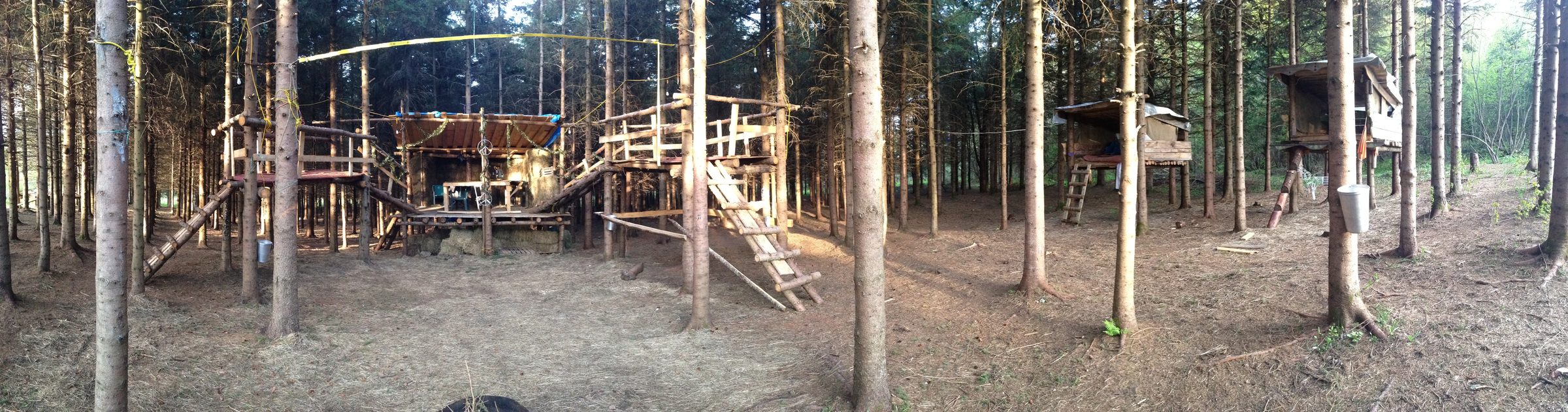 25 mai 2014 : panorama de la scène du Neverland et des treehouses.