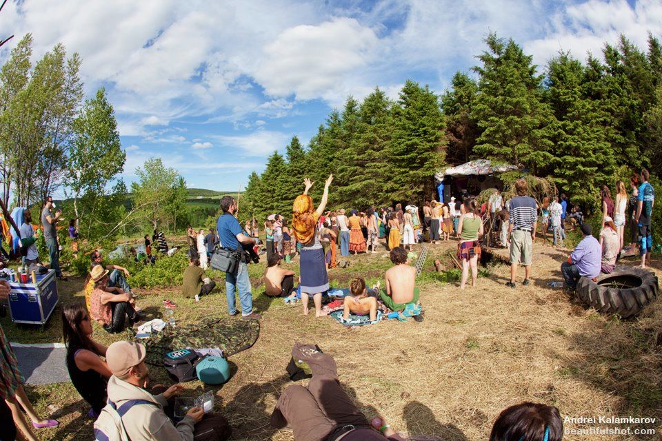 30 juin 2014 : un après-midi de fête dans le pré, au soleil. Photo Andrei Kalamkarov.