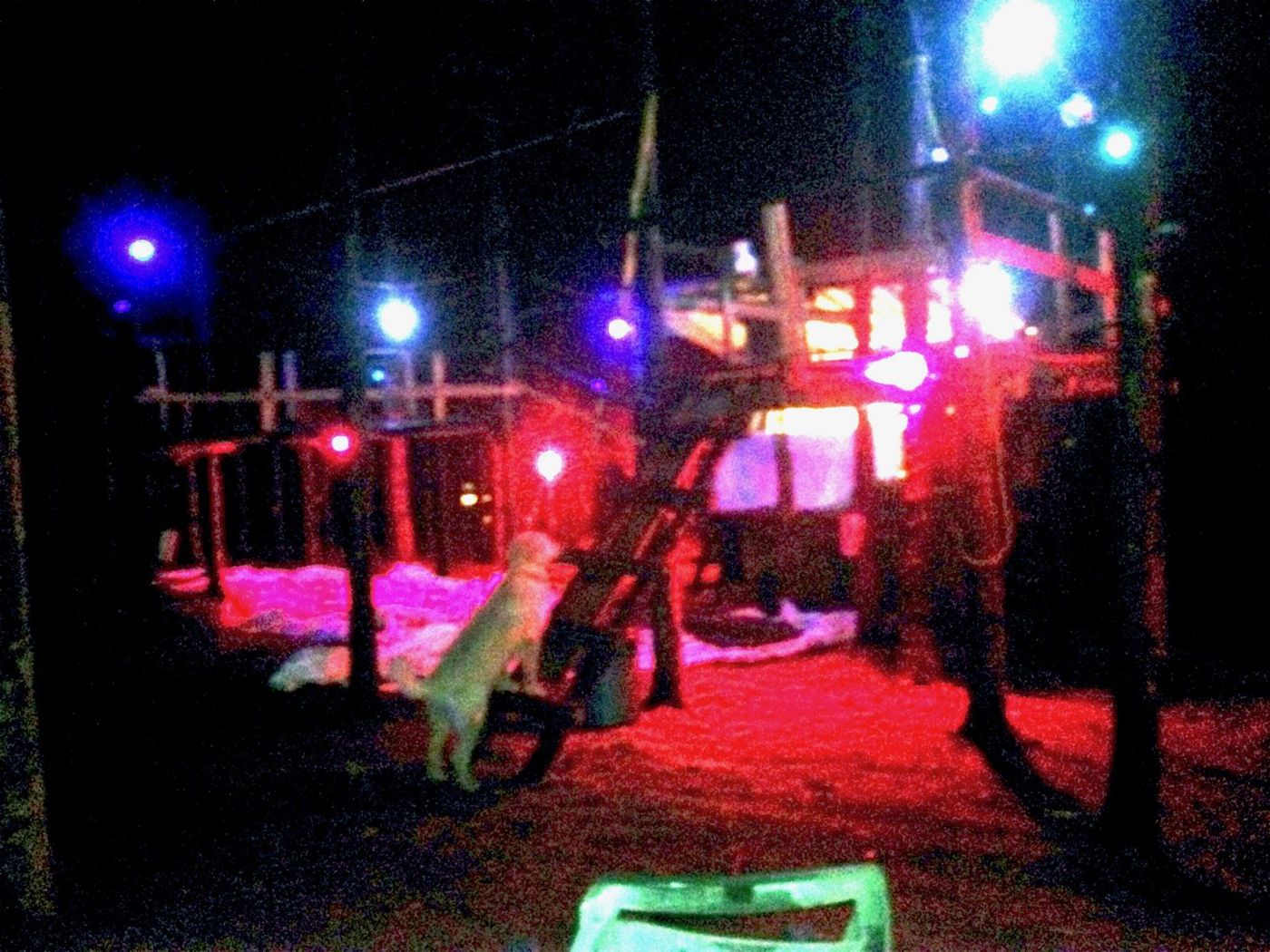 31 juillet 2014 : la scène dans la nuit, en rouge et bleu.