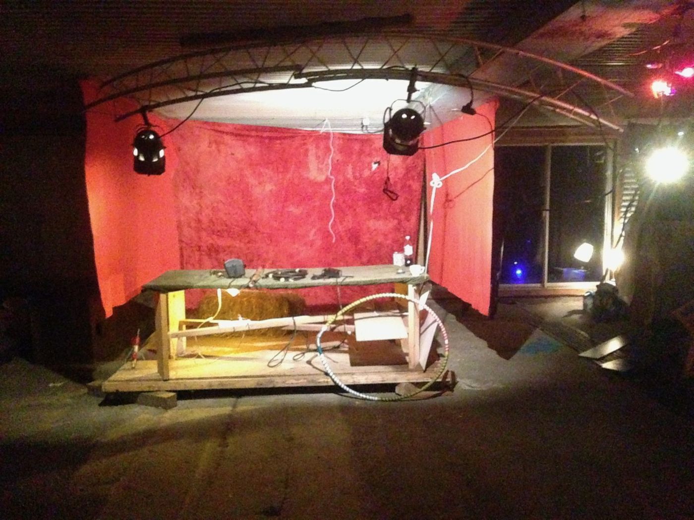 18 septembre 2014 : la cabine du DJ, prête.
