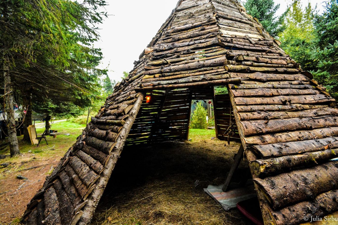 20 septembre 2014 : le tipi de rondins. Photo Julia Sirbu.