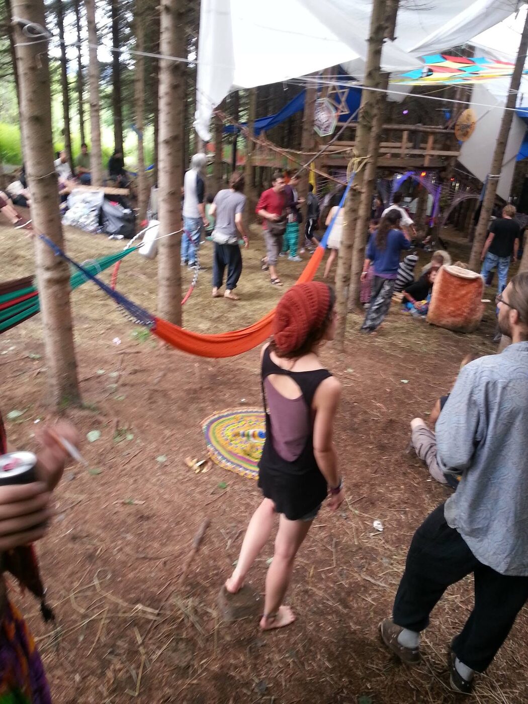 Le dancefloor dans la plantation, un hamac orange entre deux troncs.