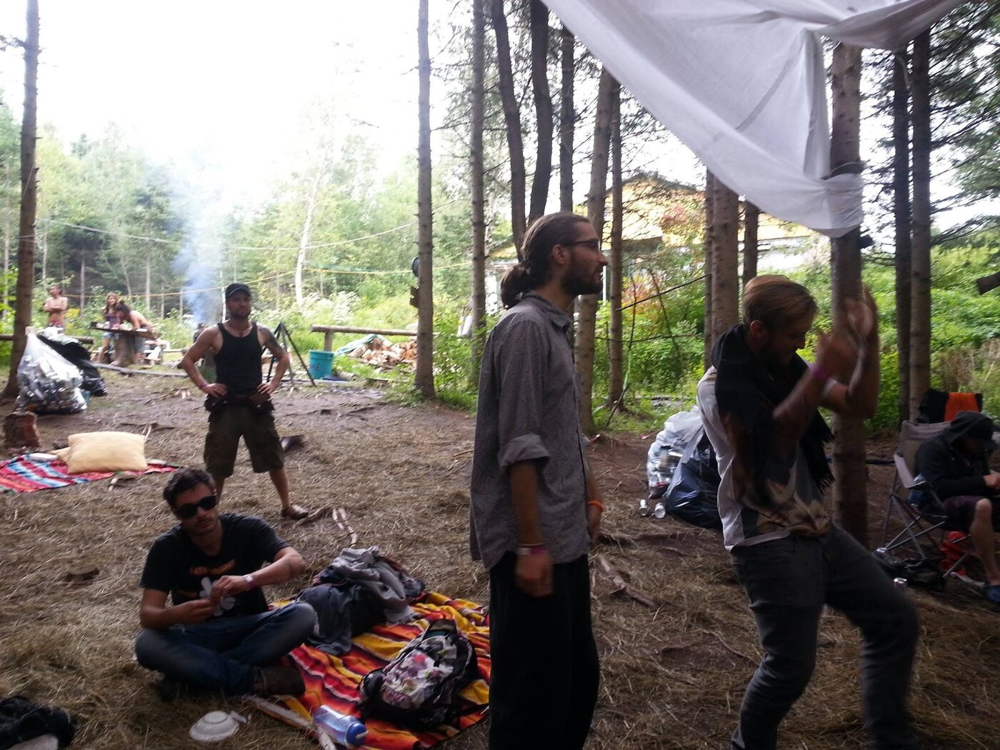 Le camp au soleil, la fumée d'un feu au fond.