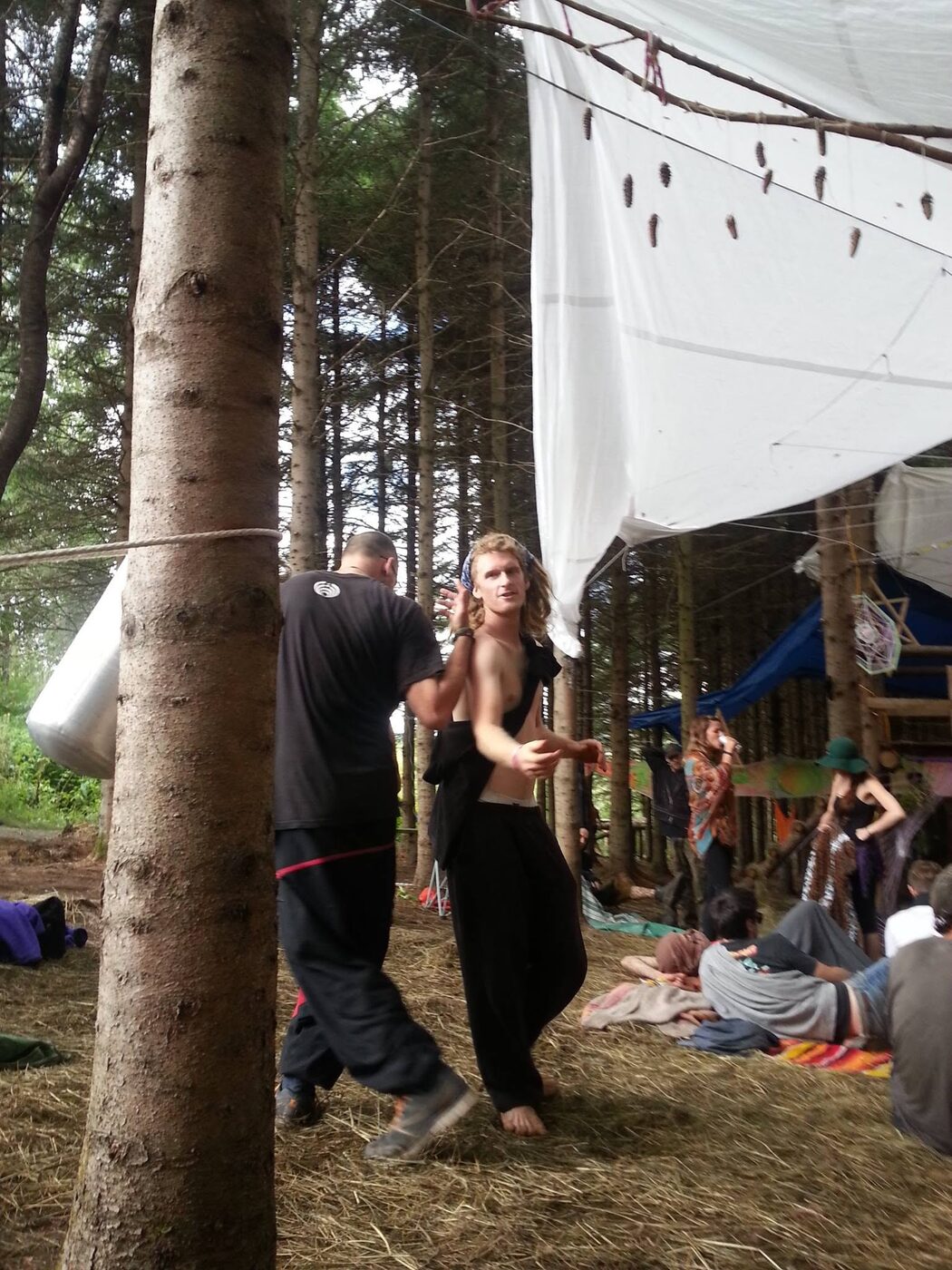 On danse entre les arbres, sous les toiles.