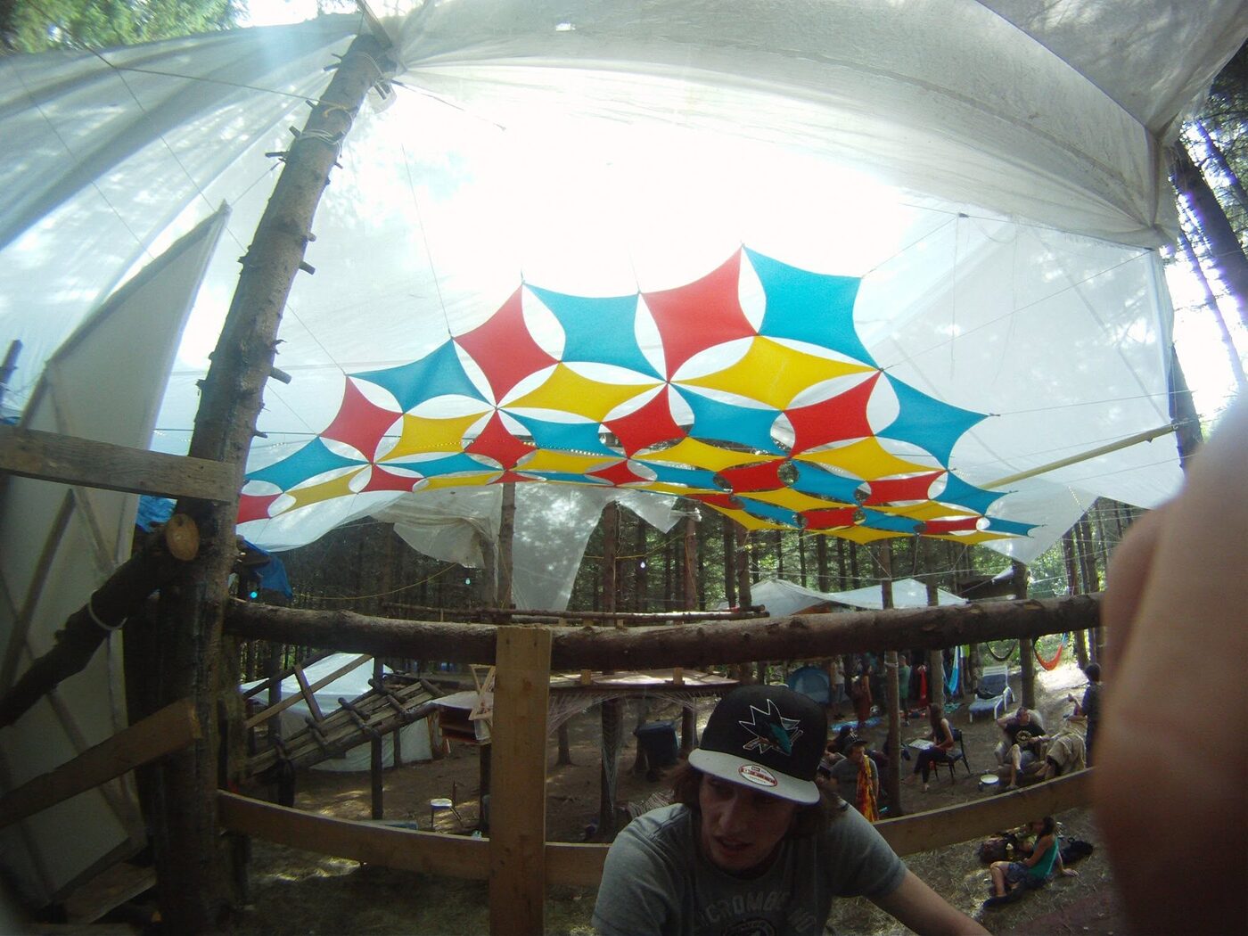 La balustrade en bois rond du Neverland, sous la toile.