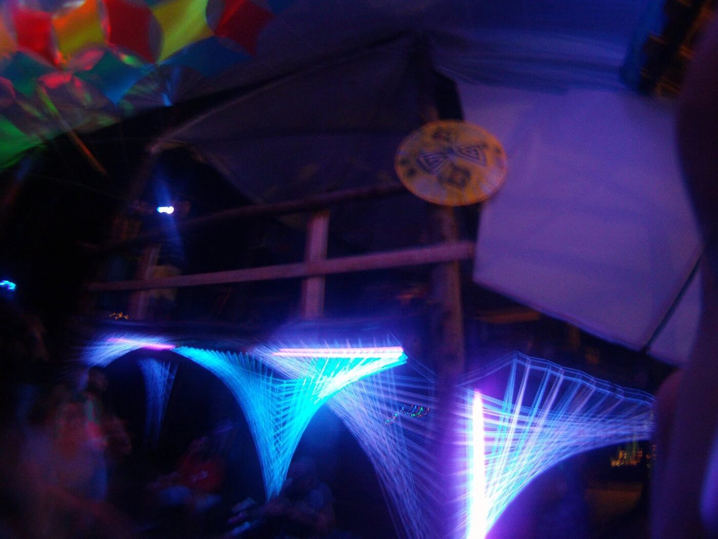 La nuit, la cabine du Neverland et ses arches de lumière noire.