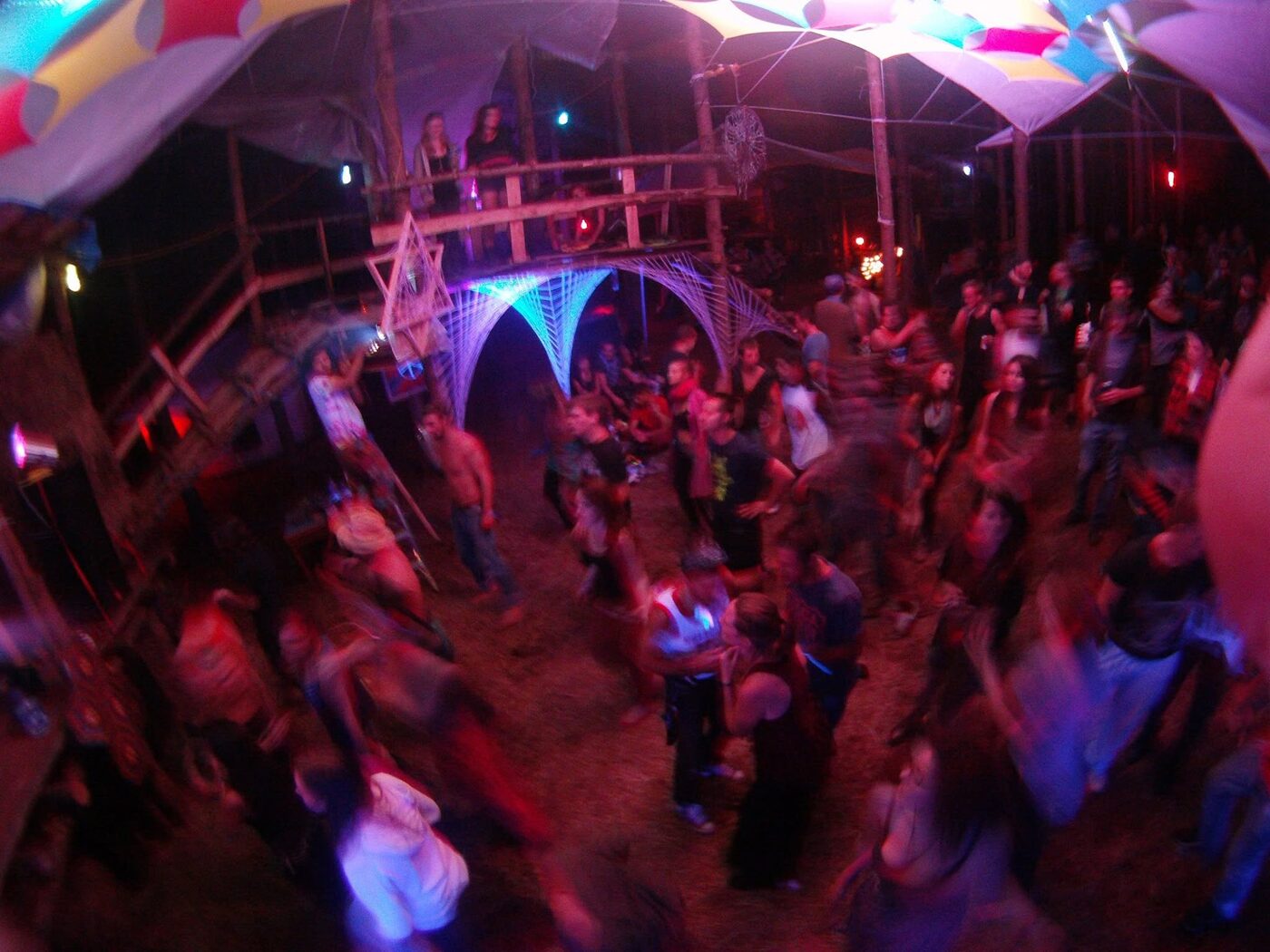 Lumière rouge sur le dancefloor.