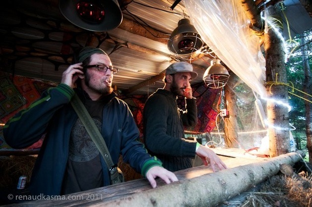 Deux DJ dans la cabine du Cherry Island, sous les lampes grillagées, 2011. Photo Renaud Kasma, reprise sur la page Tatanka 2013 de ledonjon.ca.